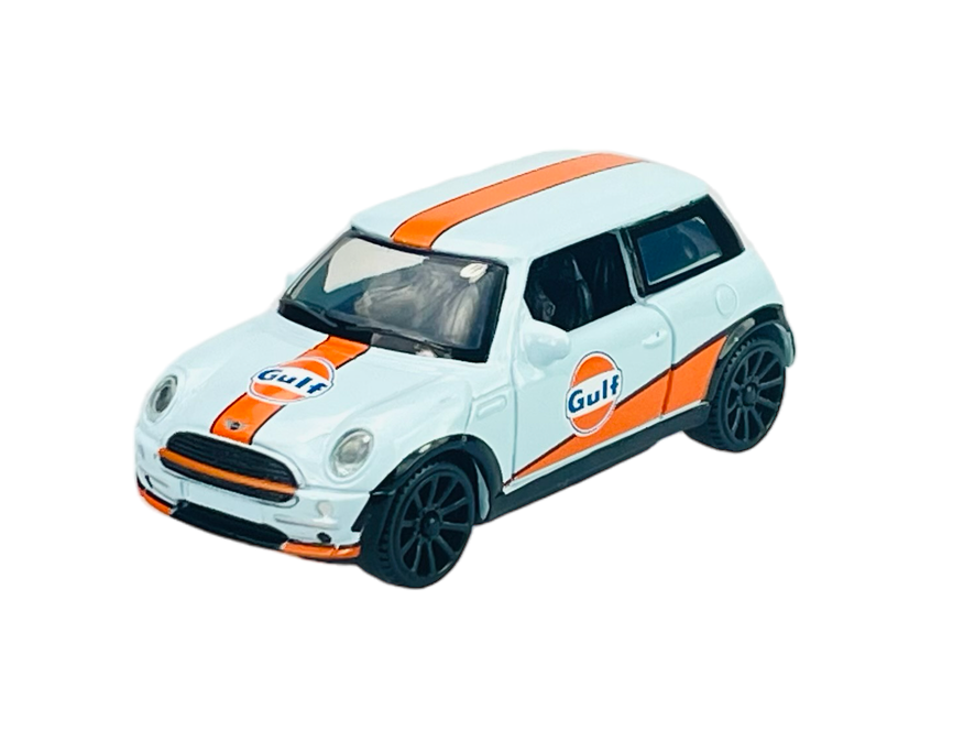 Model samochodu w skali 1:43, przedstawiający Mini Cooper w kolorze białym z pomarańczowymi pasami i logo \'Gulf\'.