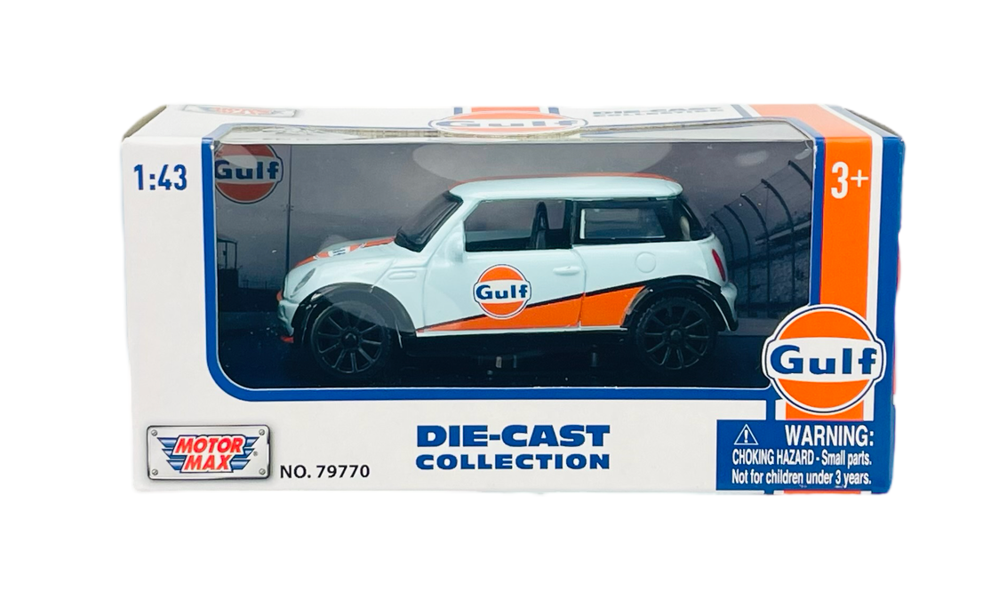 Model samochodu Mini Cooper w kolorze niebieskim z pomarańczowymi akcentami i logo Gulf, zapakowany w pudełko z napisem \'DIE-CAST COLLECTION\'. Widoczne są oznaczenia \'1:43\', \'NO. 79770\' oraz ostrzeżenie o ryzyku zadławienia dla dzieci poniżej 3 lat.