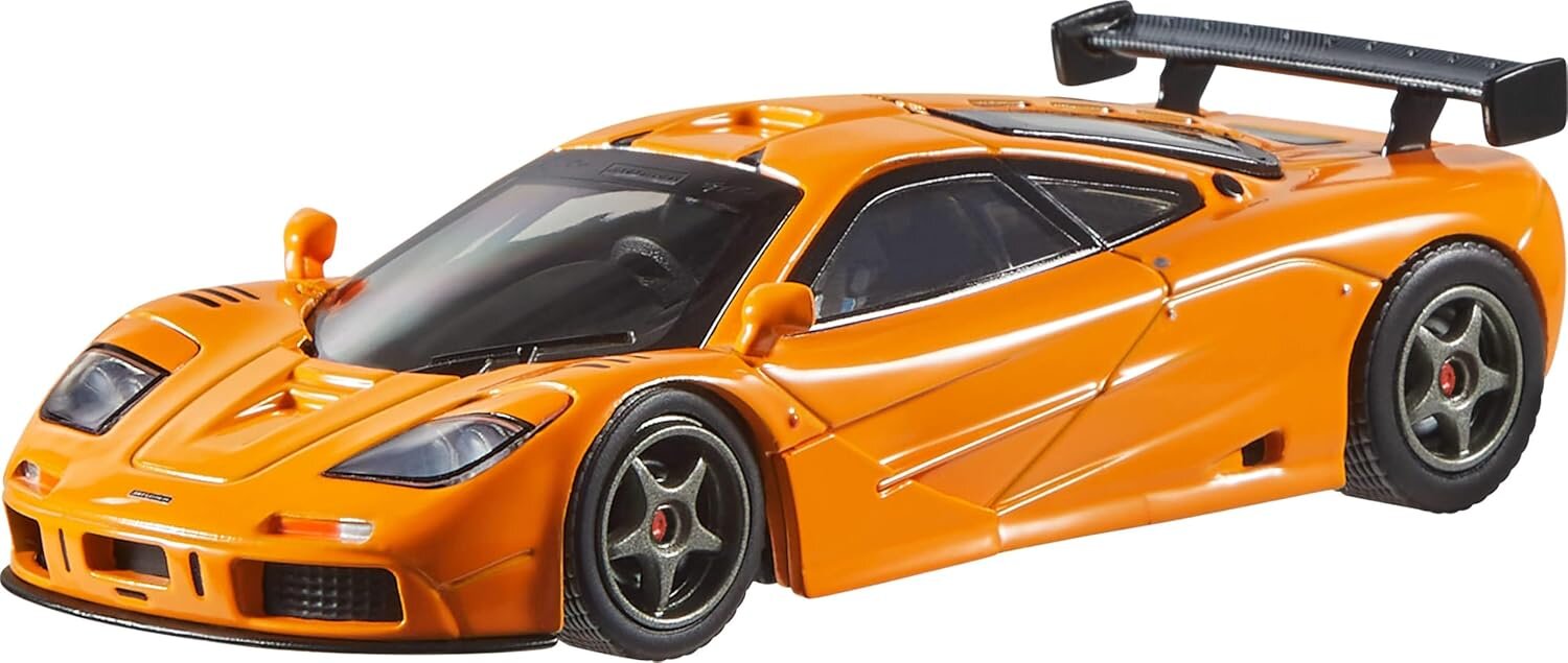 Model samochodu w skali 1:43, przedstawiający sportowy pojazd w kolorze pomarańczowym z czarnymi detalami i dużym tylnym spojlerem.