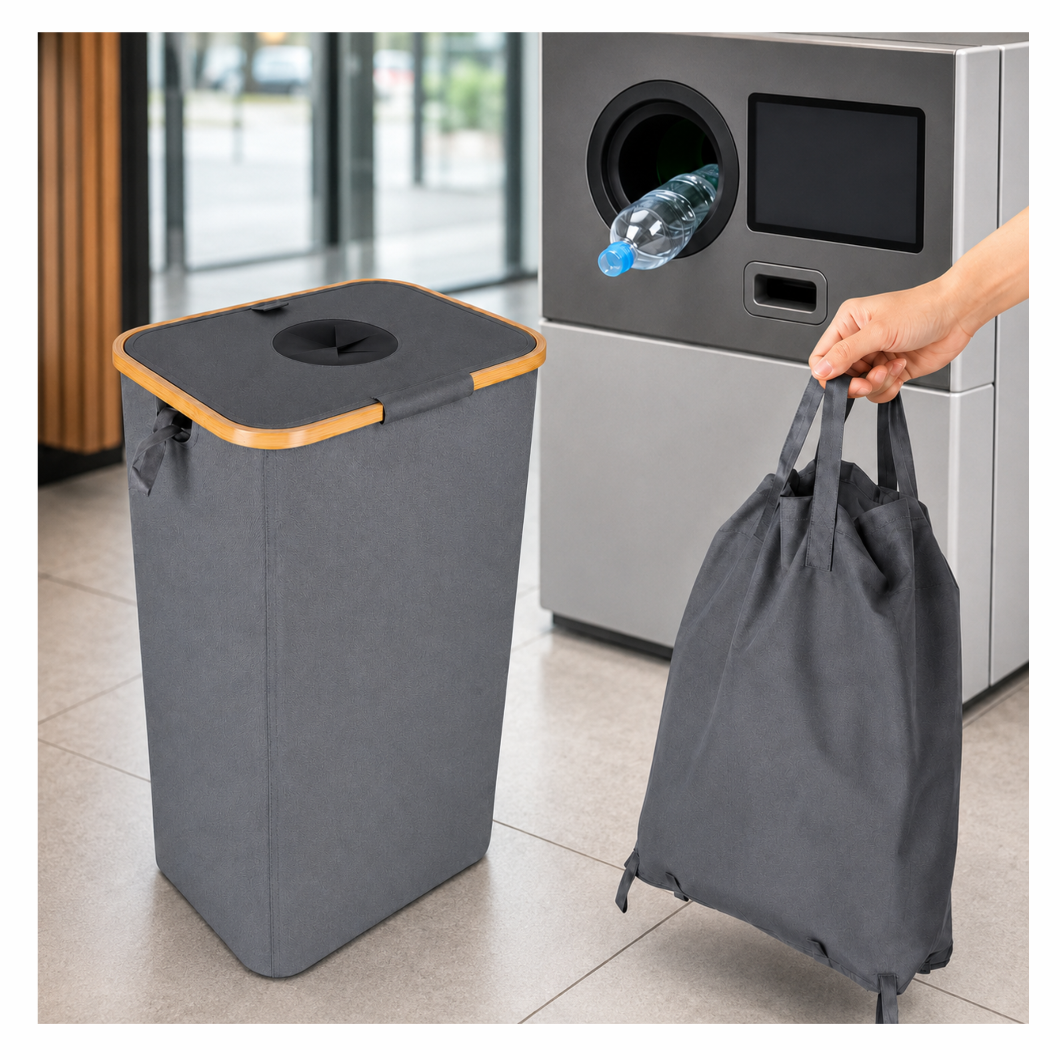 Na obrazie widoczny jest szary kosz na butelki z drewnianym wykończeniem na górze oraz szara torba do segregacji. W tle znajduje się automat do recyklingu z butelką w otworze.
