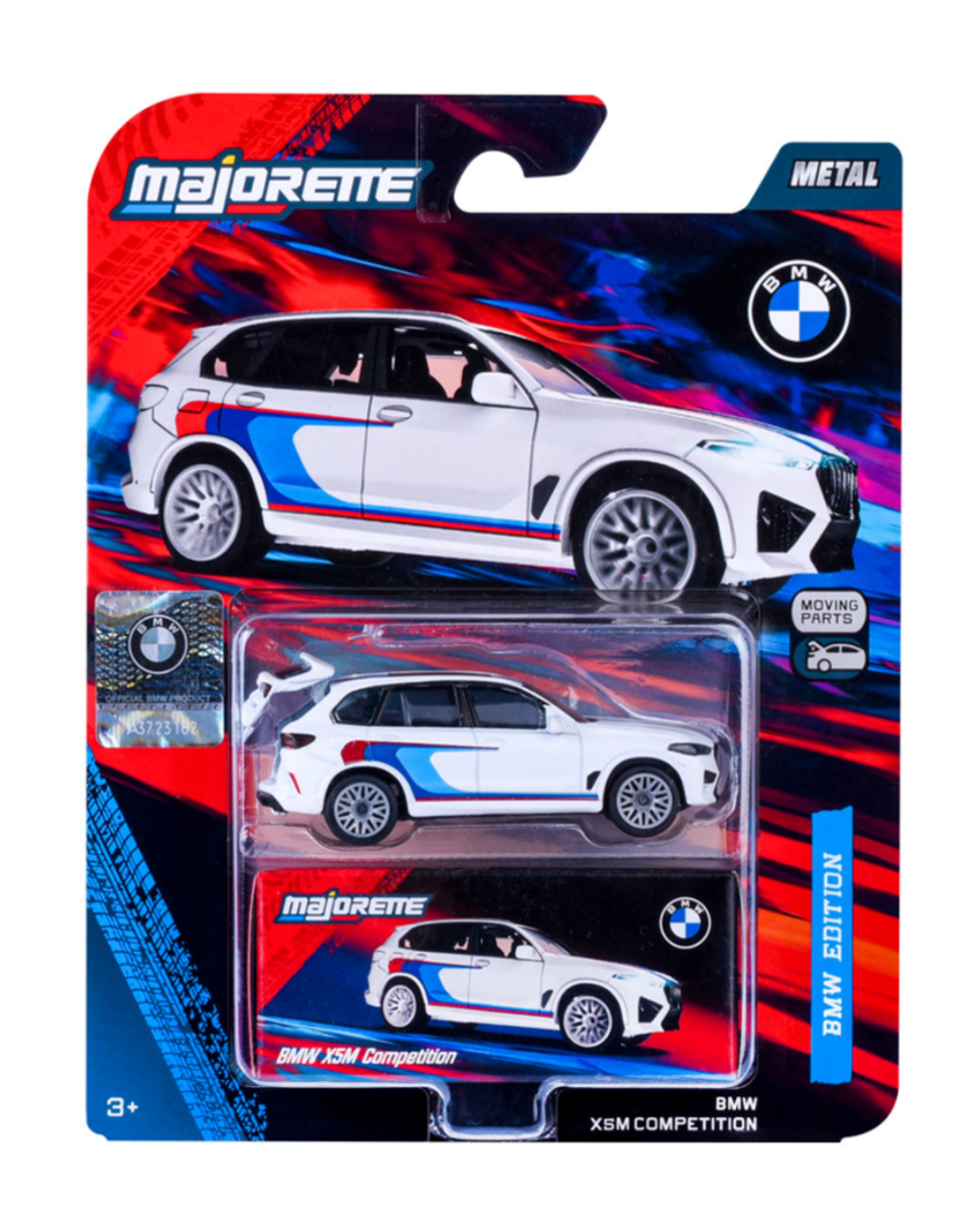 Opakowanie z metalowym modelem samochodu Majorette BMW X5M Competition w kolorze białym z niebiesko-czerwonymi detalami. Widoczne są logotypy Majorette i BMW oraz napisy \'BMW X5M Competition\' i \'BMW Edition\'.