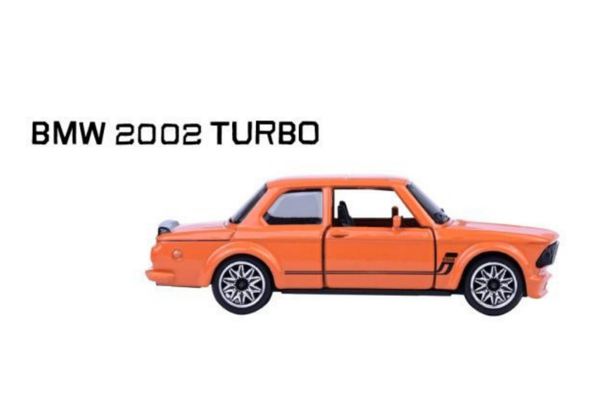 Pomarańczowy model samochodu BMW 2002 Turbo w skali 1:64, widoczny z boku. Obok pojazdu znajduje się tekst: \'BMW 2002 TURBO\'.