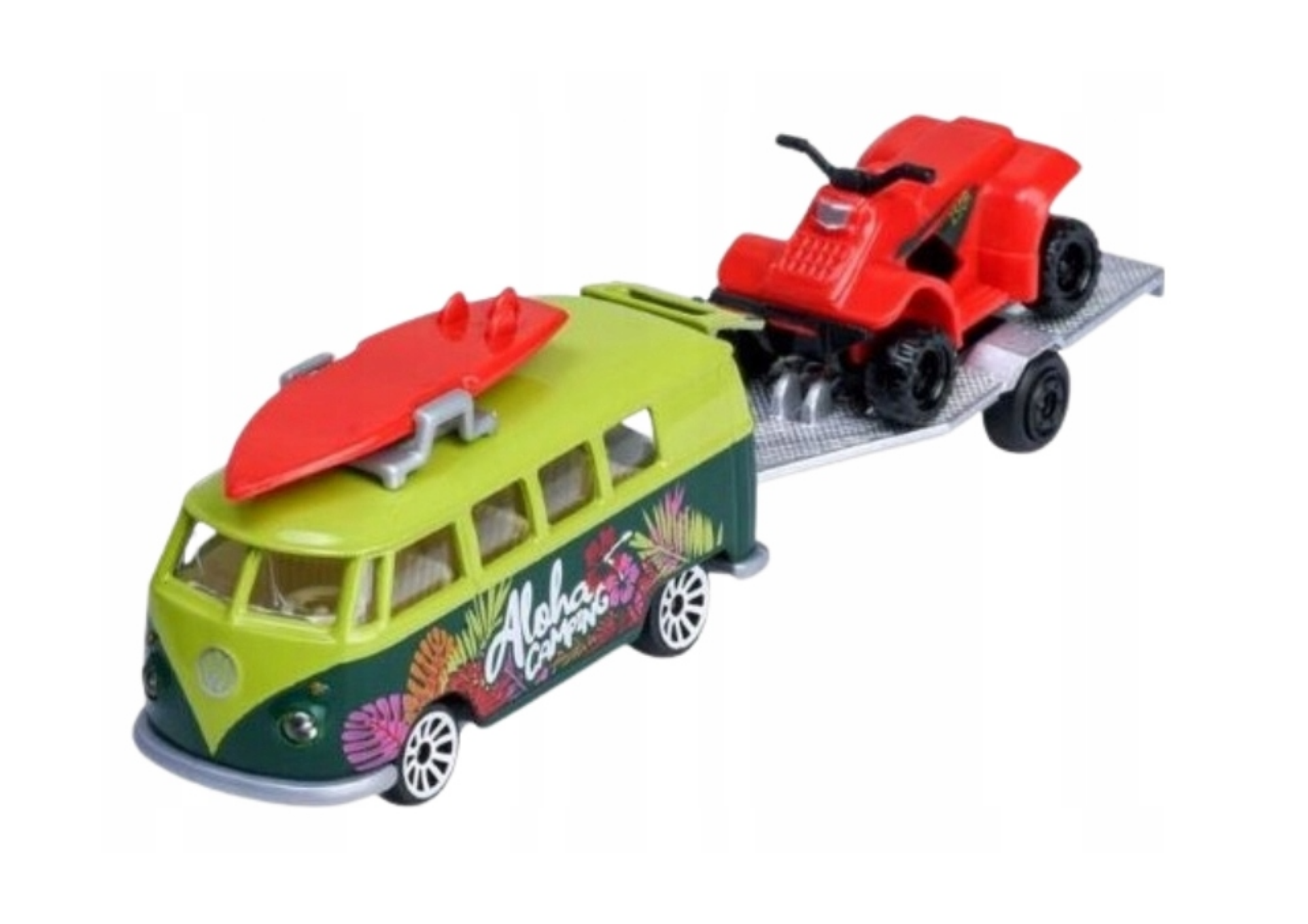 Model samochodu Volkswagen T1 w kolorze zielonym z napisem \'Aloha Camp\' i grafiką kwiatów, z czerwonym quadem na przyczepie. Na dachu samochodu znajduje się czerwony surfboard.