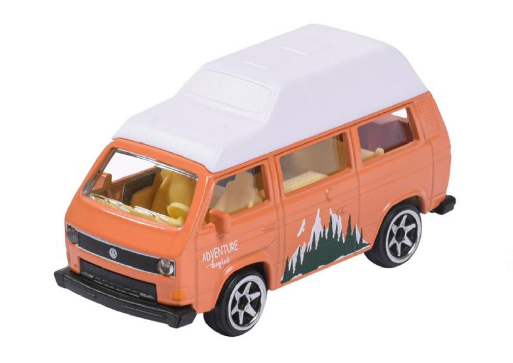 Model samochodu w skali 1:64 przedstawiający pomarańczowy Volkswagen T3 z białym dachem. Na boku pojazdu znajduje się napis \'ADVENTURE begins\' oraz grafika przedstawiająca góry i drzewa.