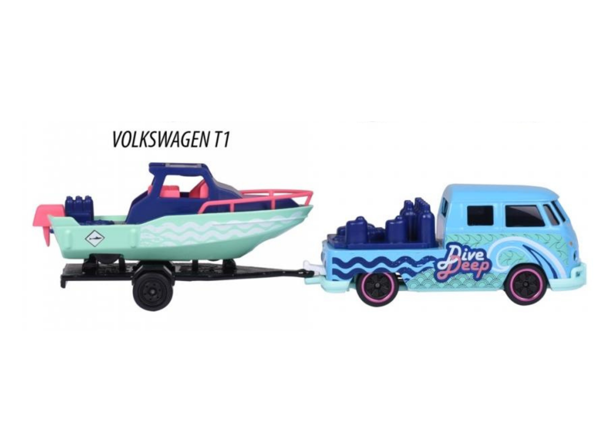 Model samochodu Volkswagen T1 w kolorze niebieskim z przyczepą, na której znajduje się łódź w kolorach zielonym i różowym. Na boku samochodu widnieje napis \'Dive Deep\'.