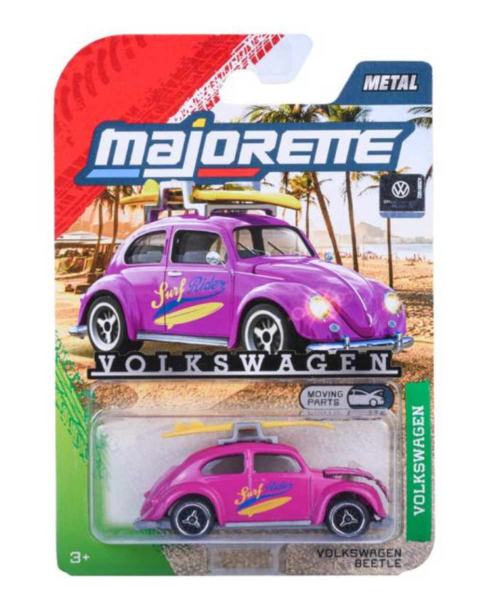 Opakowanie z metalowym modelem samochodu Volkswagen Beetle w kolorze różowym z napisem \'Surf Rider\' na boku. Na opakowaniu widoczne są napisy: \'Majorette\', \'Volkswagen\', \'Metal\', \'Moving Parts\', oraz logo Volkswagen.
