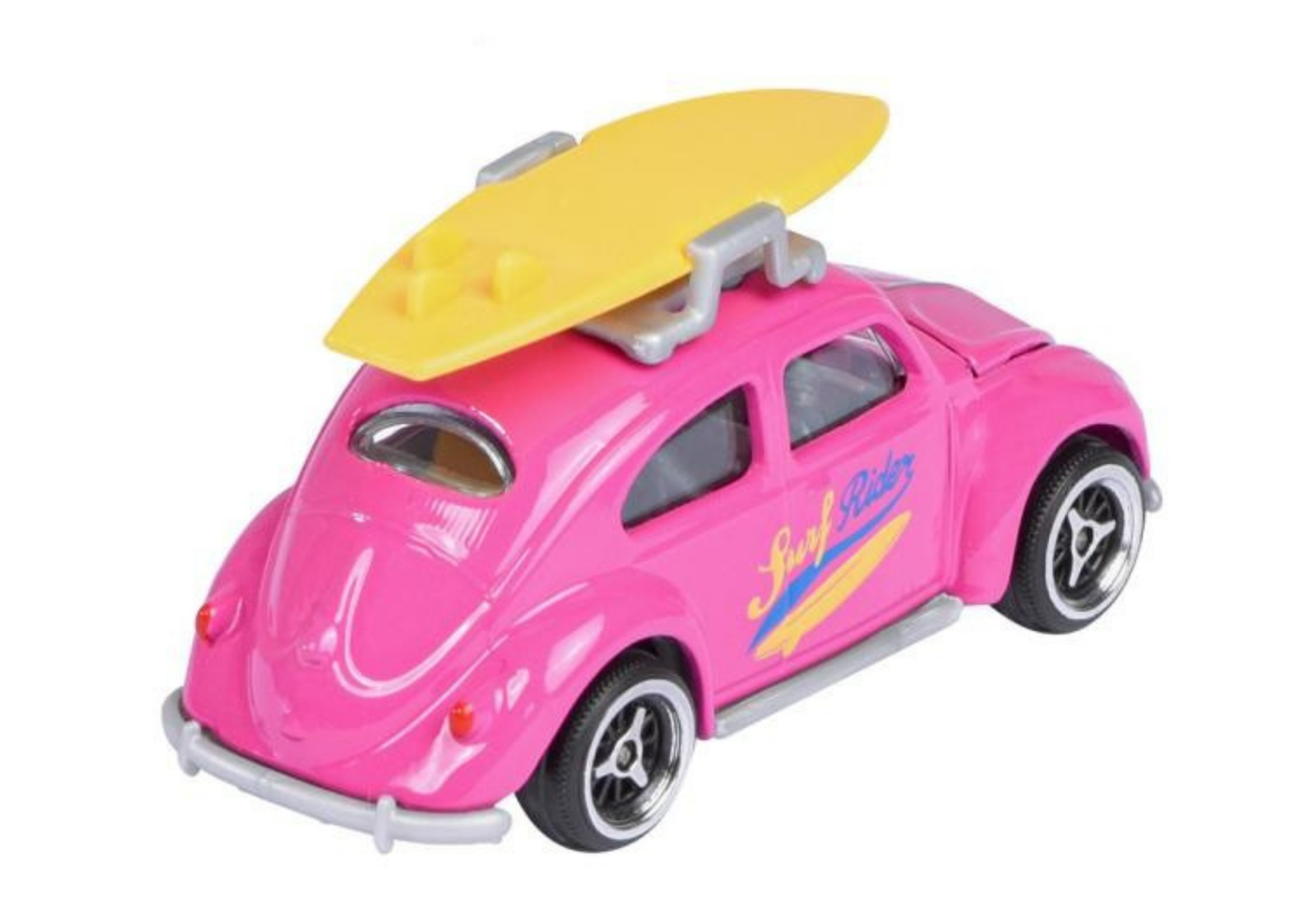 Różowy model samochodu Volkswagen Beetle z żółtą deską surfingową na dachu. Na boku pojazdu widnieje napis \'Surf Rider\'.