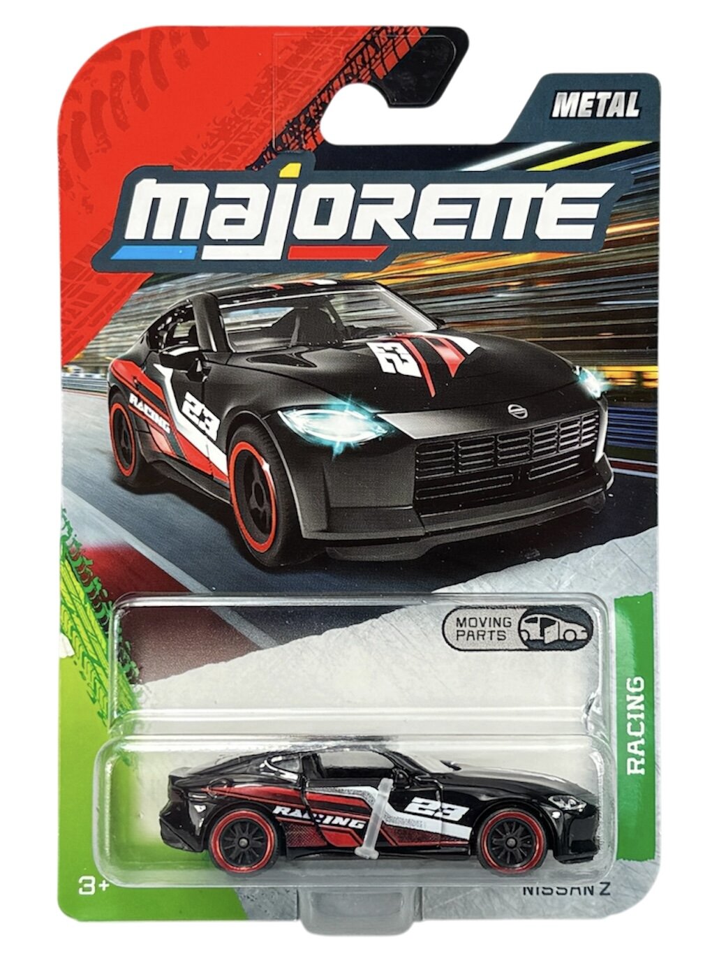 Opakowanie z modelem samochodu Majorette Racing Nissan Z w skali 1:64, w kolorze czarnym z czerwonymi i białymi detalami. Na opakowaniu widnieje napis \'MAJORETTE\', \'METAL\', \'MOVING PARTS\', \'RACING\' oraz \'NISSAN Z\'.