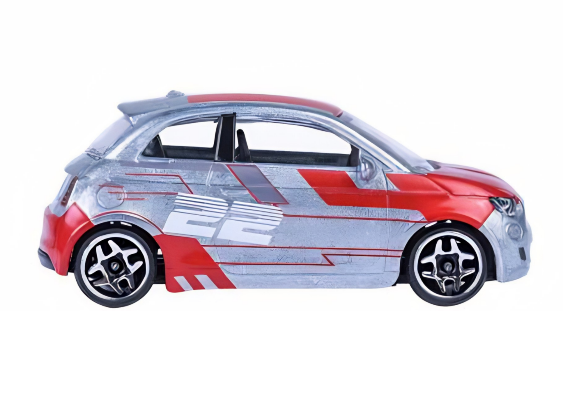 Model samochodu w skali 1:64, przedstawiający srebrny Fiat 500 z czerwonymi akcentami i numerem \'22\' na boku. Posiada czarne felgi z białymi detalami.