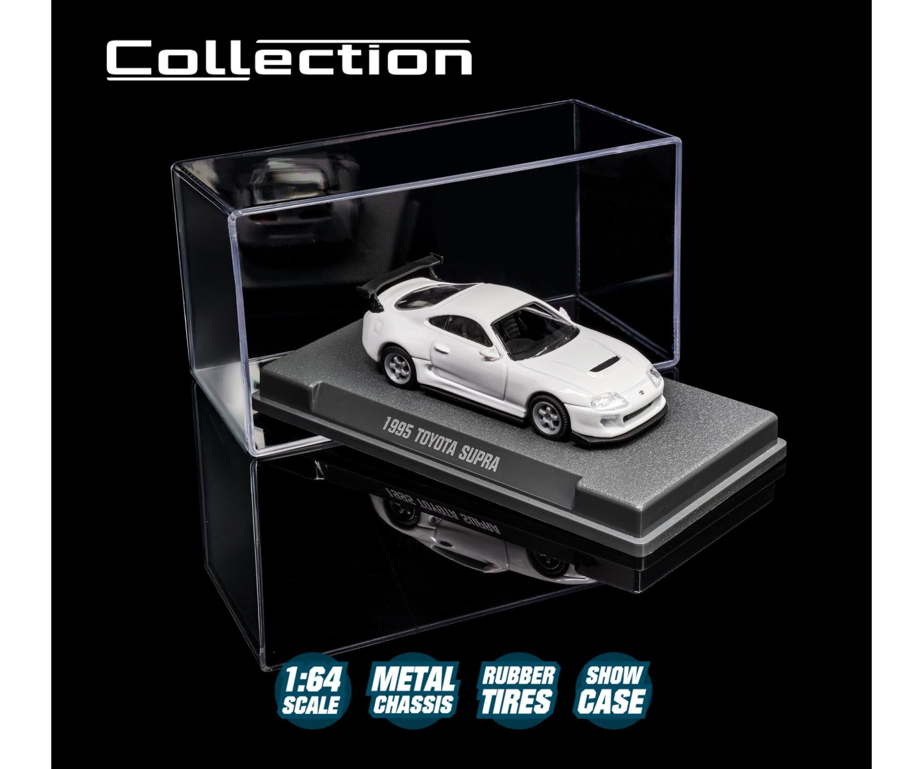 Model samochodu 1995 Toyota Supra w skali 1:64, umieszczony w przezroczystej gablocie. Na podstawce widnieje napis \'1995 TOYOTA SUPRA\'.