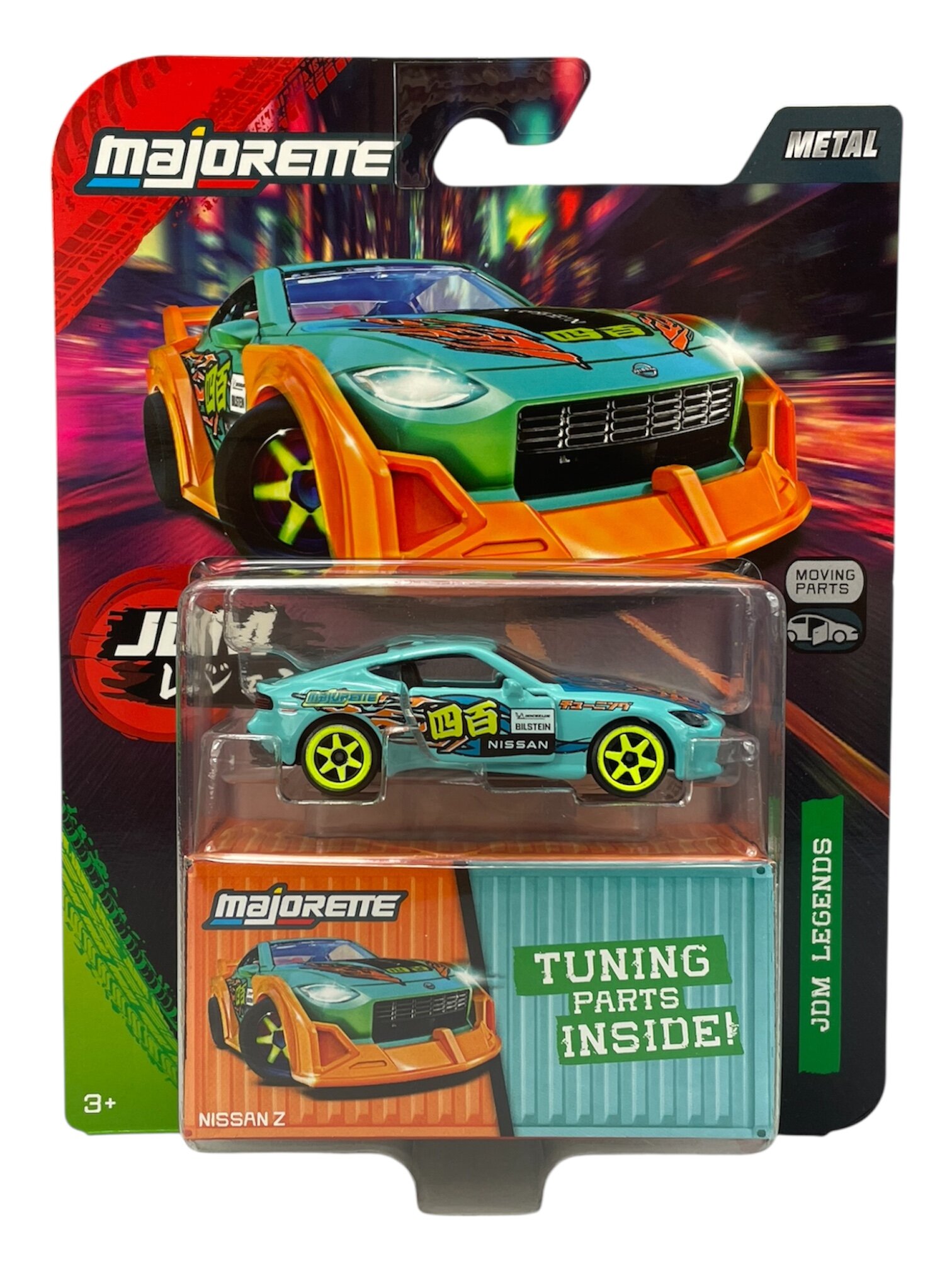 Opakowanie z metalowym modelem samochodu Majorette JDM Legends Nissan Z 1:64, z widocznym napisem \'TUNING PARTS INSIDE!\' oraz logo Majorette. Samochód jest w kolorze niebieskim z pomarańczowymi i zielonymi elementami oraz napisami na karoserii.