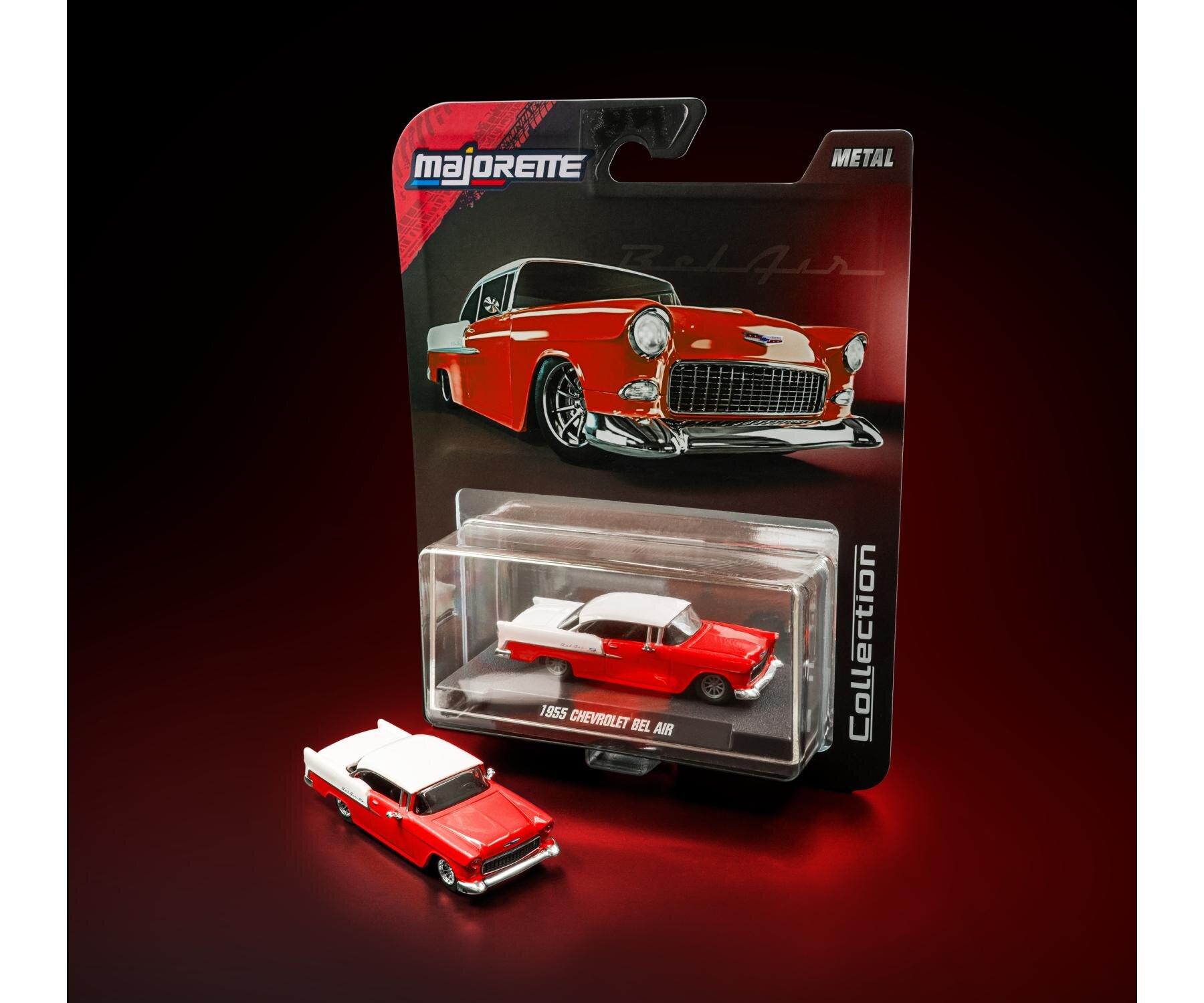 Na obrazie widoczny jest model samochodu 1955 Chevrolet Bel Air w kolorze czerwonym z białym dachem, zapakowany w przezroczyste opakowanie. Na opakowaniu znajduje się logo \'Majorette\' oraz napis \'1955 Chevrolet Bel Air\'.