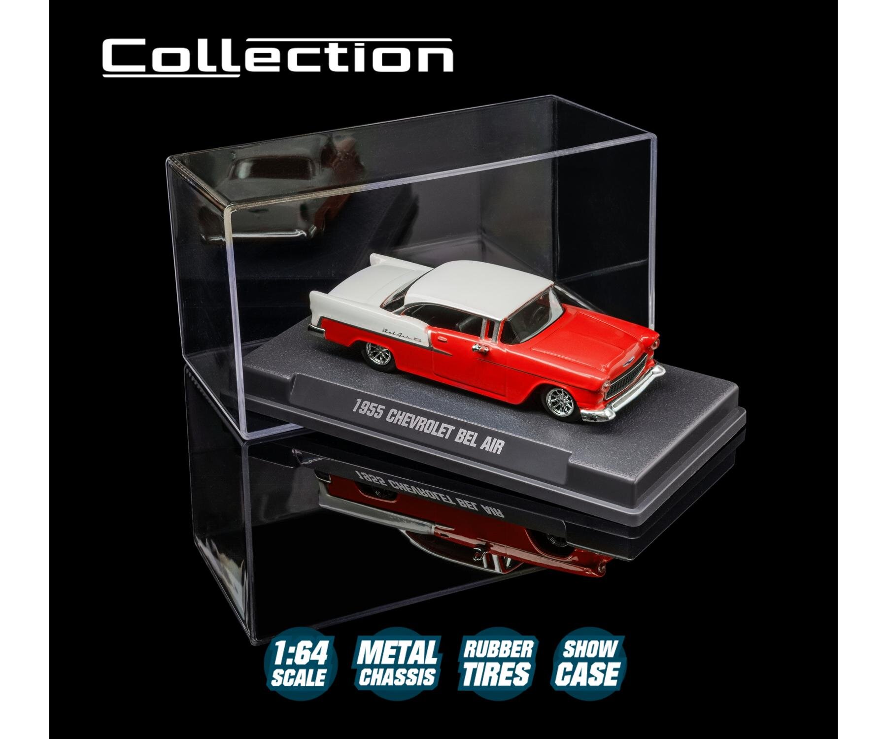 Model samochodu 1955 Chevrolet Bel Air w skali 1:64, w kolorze czerwonym z białym dachem, umieszczony w przezroczystej gablocie. Na podstawce widnieje napis \'1955 CHEVROLET BEL AIR\'.