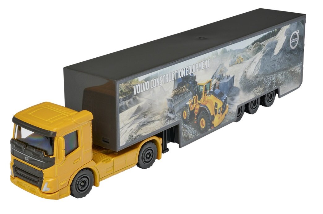 Model ciężarówki w skali 1:87 z żółtym ciągnikiem siodłowym i czarną naczepą z grafiką przedstawiającą sprzęt budowlany oraz napisem \'VOLVO CONSTRUCTION EQUIPMENT\'.