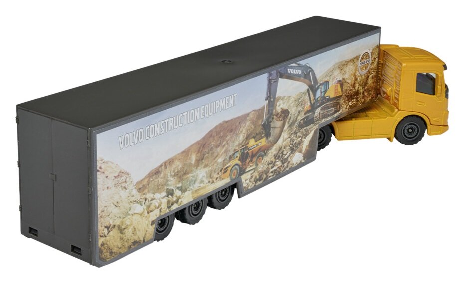 Model ciężarówki w skali 1:87 z żółtym ciągnikiem i szarym naczepą, na której widnieje napis \'VOLVO CONSTRUCTION EQUIPMENT\' oraz grafika przedstawiająca koparkę w terenie. Na naczepie znajduje się również logo Volvo.