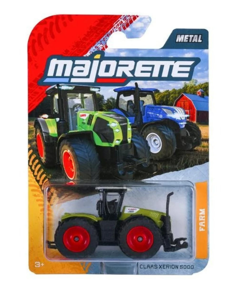 Opakowanie z zabawkowym modelem traktora w kolorze zielonym z czerwonymi kołami, z napisem \'Majorette\' i \'Claas Xerion 5000\'. W tle widoczne są dwa inne traktory oraz czerwony budynek gospodarczy.