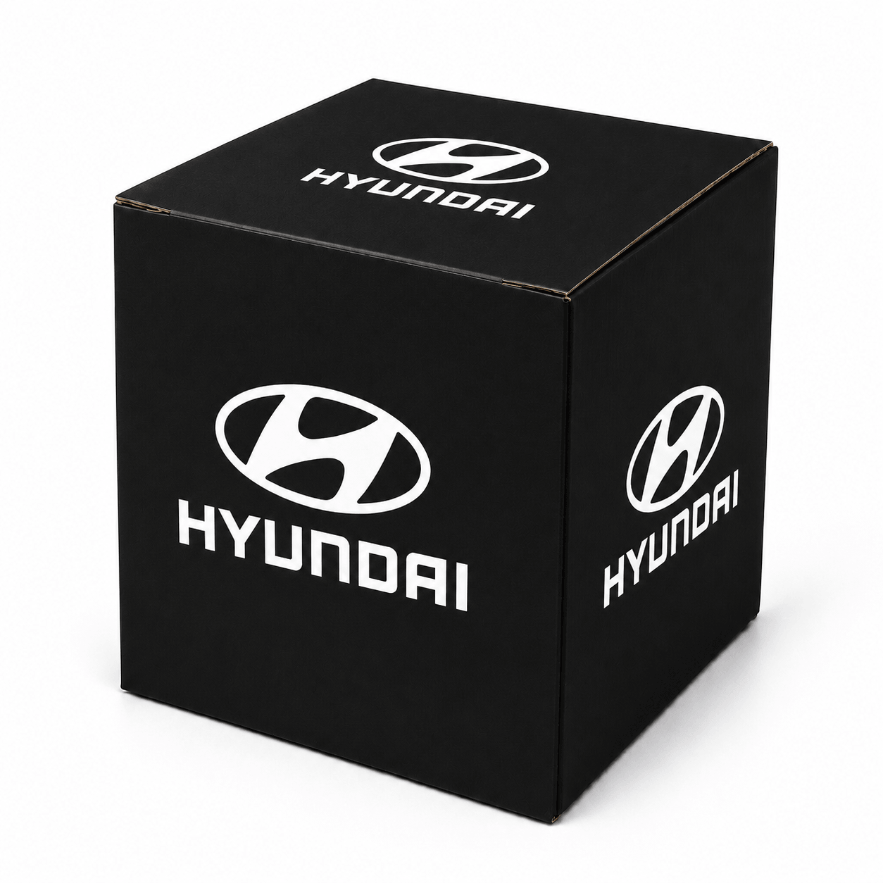 Czarny kartonowy pudełko z białym logo i napisem \'HYUNDAI\' na dwóch widocznych ściankach.