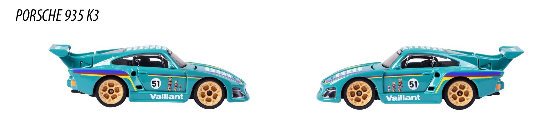 Dwa modele samochodów Porsche 935 K3 w kolorze turkusowym z numerem 51 i napisem \'Vaillant\' na boku. Samochody mają złote felgi i duże tylne spojlery.