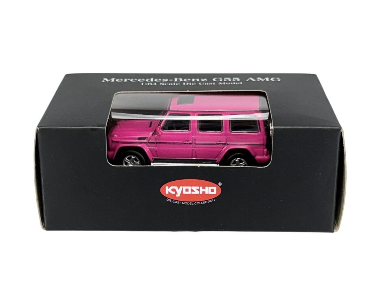 Różowy model samochodu Mercedes-Benz G Klasa G55 AMG w skali 1:64 znajduje się w czarnym pudełku z przezroczystym okienkiem. Na pudełku widnieje logo \'KYOSHO\' oraz napis \'Mercedes-Benz G65 AMG 1/64 Scale Die Cast Model\'.