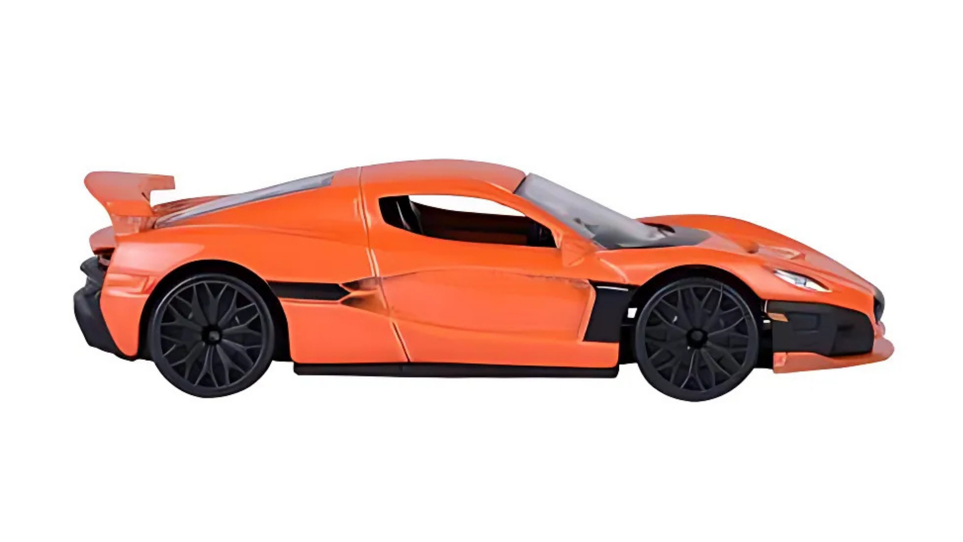 Model samochodu w skali 1:64 w kolorze pomarańczowym z czarnymi detalami i dużymi kołami. Posiada aerodynamiczny kształt z widocznym tylnym spojlerem.