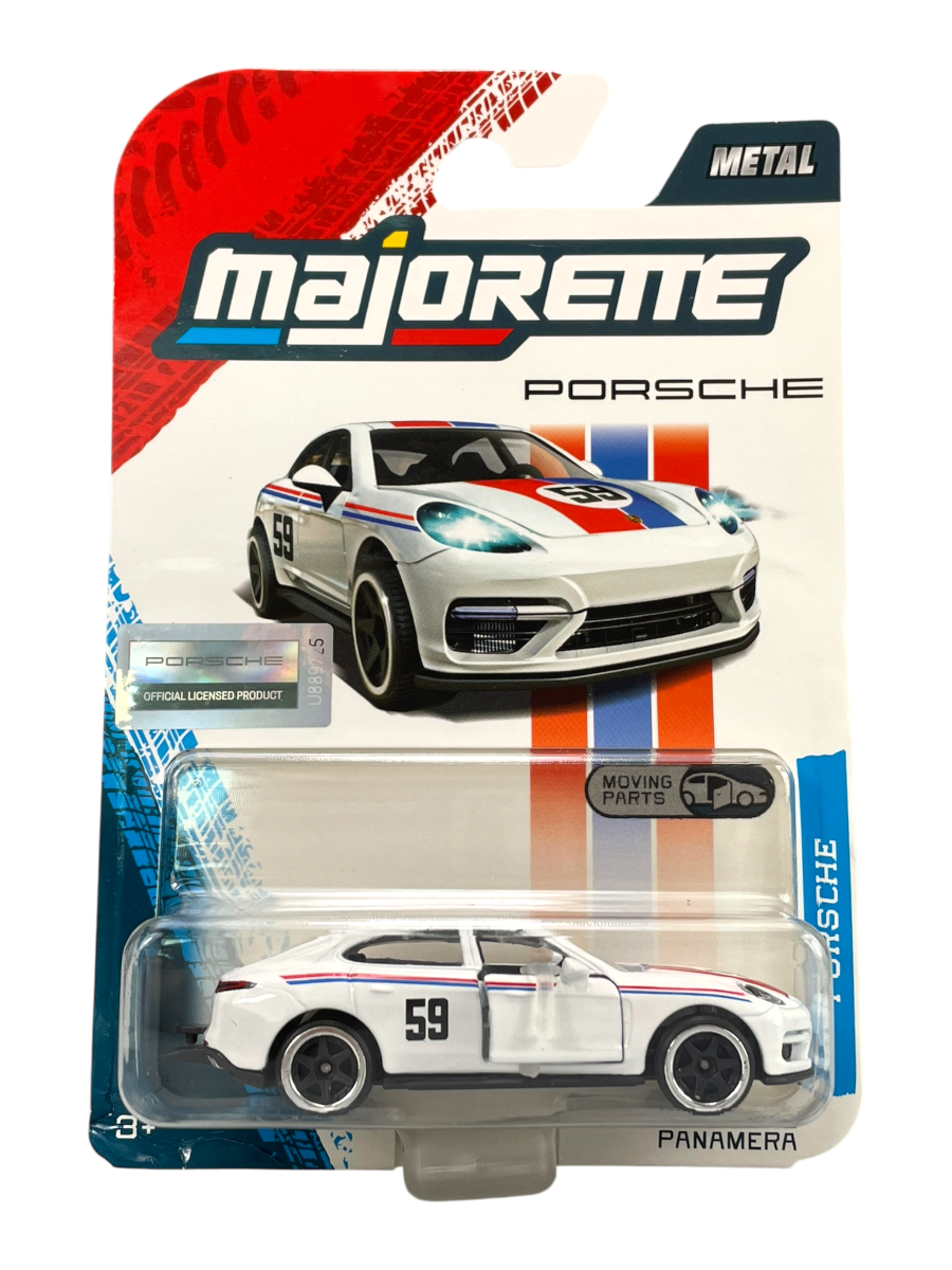 Opakowanie modelu samochodu Majorette Porsche Panamera w skali 1:64, w kolorze białym z numerem 59 na drzwiach. Na opakowaniu widoczne są napisy: \'majorette\', \'Porsche\', \'METAL\', \'MOVING PARTS\', \'OFFICIAL LICENSED PRODUCT\'.