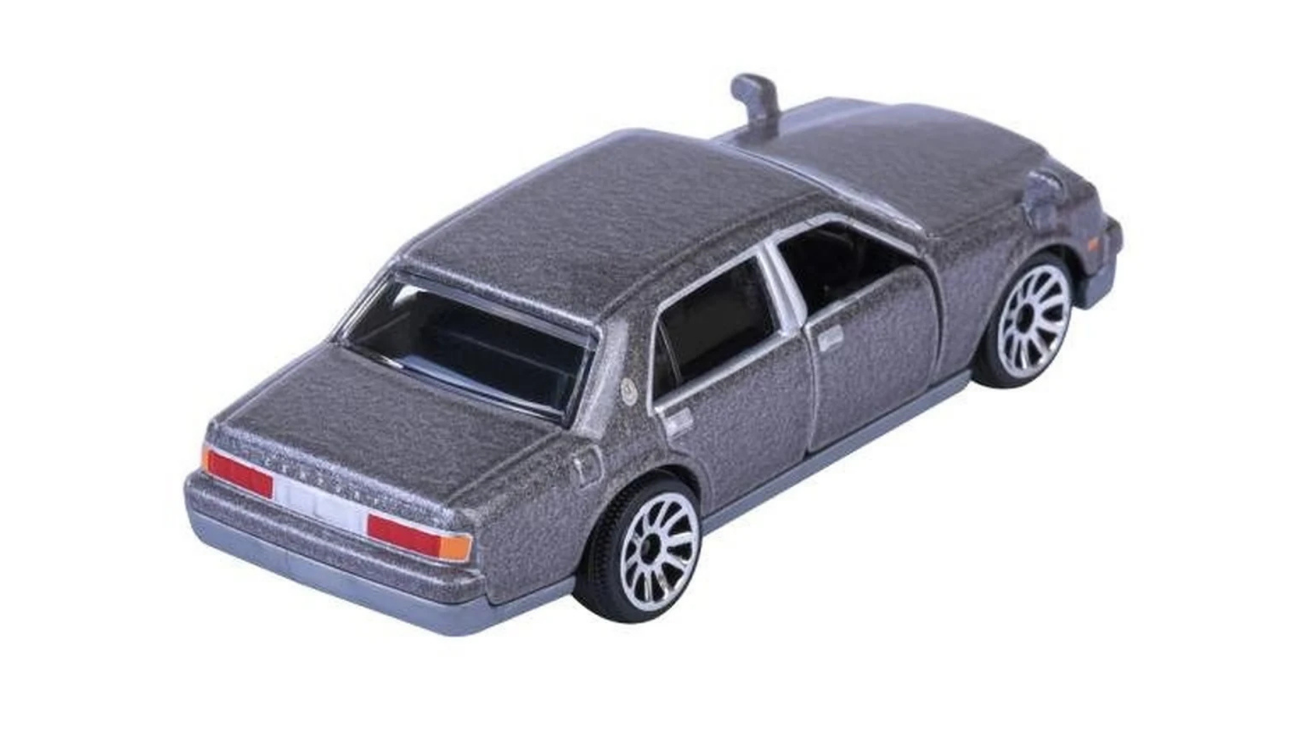 Model samochodu w skali 1:64, przedstawiający srebrny pojazd z czterema drzwiami i szczegółowymi felgami. Samochód ma ciemne szyby i widoczne tylne światła.