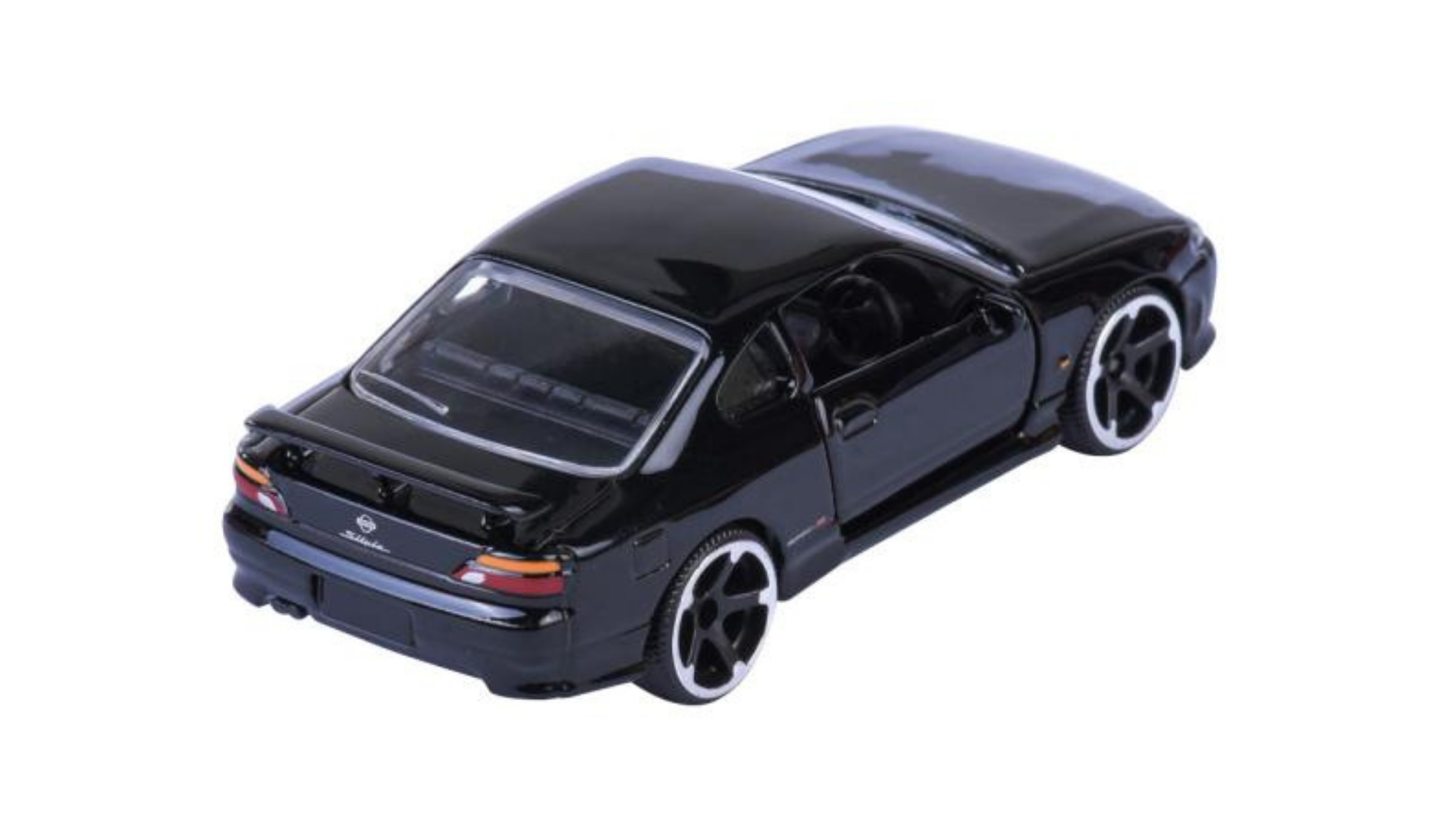 Czarny model samochodu w skali 1:64 z otwartymi drzwiami, widoczny z tyłu i z boku. Na tylnej klapie znajduje się logo producenta.
