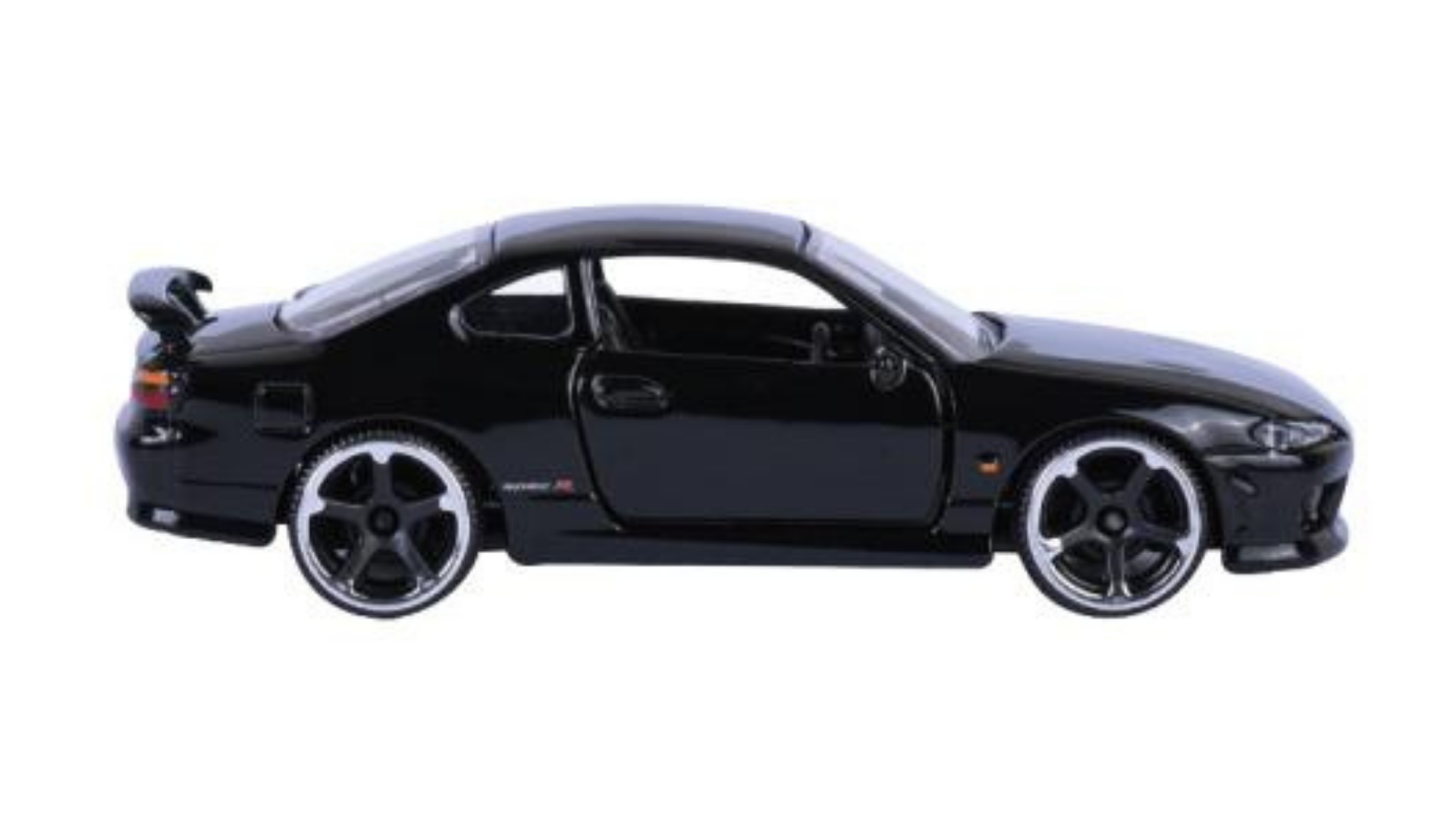 Model samochodu w skali 1:64 przedstawiający czarny pojazd sportowy z widocznym spojlerem i pięcioramiennymi felgami. Na boku widoczny jest napis \'Nissan Silvia\'.