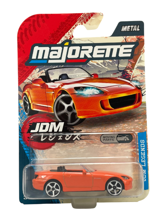 Opakowanie z zabawkowym modelem samochodu w skali 1:64, przedstawiające pomarańczowy kabriolet. Na opakowaniu widnieje logo \'majorette\' oraz napisy \'JDM Legends\' i \'Moving Parts\'.