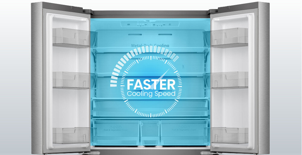 Otwarta lodówka z widocznymi półkami i szufladami, na której znajduje się napis \'FASTER Cooling Speed\'.