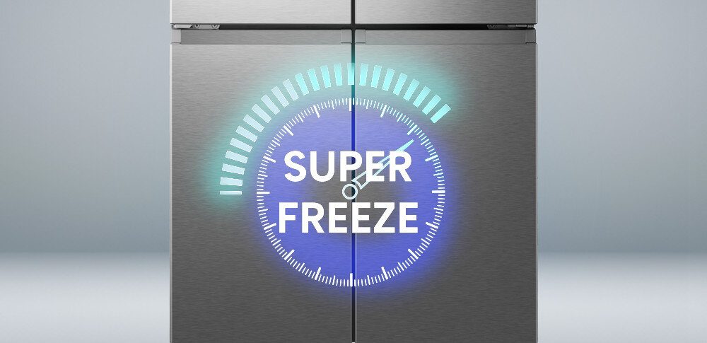 Na obrazie widoczna jest stalowa lodówka z napisem \'SUPER FREEZE\' na drzwiach. Wokół napisu znajduje się niebieski wskaźnik w kształcie półkola.