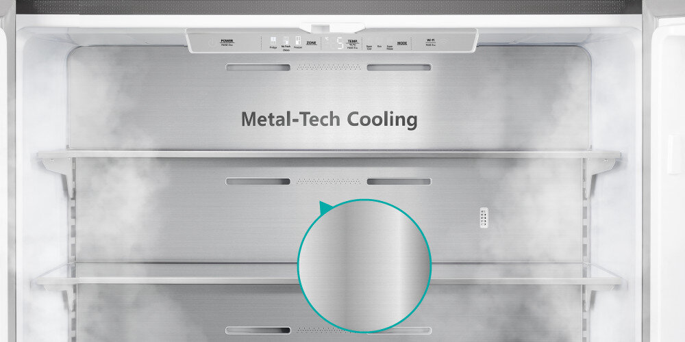 Wnętrze lodówki z metalowymi półkami i napisem \'Metal-Tech Cooling\'. Widoczna jest także okrągła lupa pokazująca teksturę metalu.