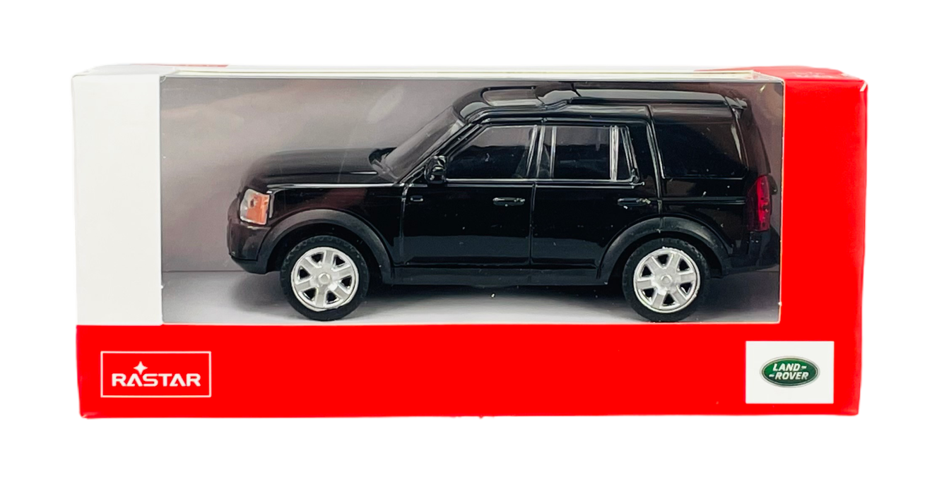 Czarny model samochodu w skali 1:43 znajduje się w opakowaniu z logo RASTAR i Land Rover. Opakowanie jest czerwone z przezroczystym frontem, przez który widać pojazd.