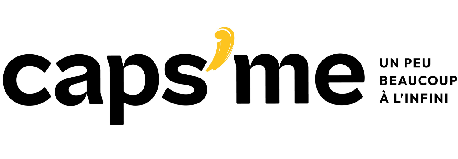 Logo z napisem \'caps\'me\' z żółtym elementem nad literą \'s\'. Obok znajduje się tekst \'UN PEU BEAUCOUP À L\'INFINI\'.