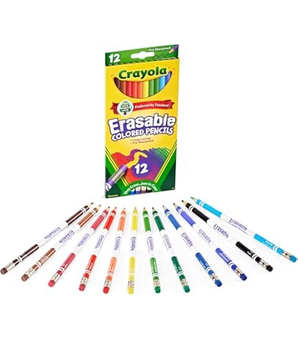 Na obrazie widoczne są kredki w różnych kolorach oraz opakowanie z napisem \'Crayola Erasable Colored Pencils 12\'. Kredki są ułożone wachlarzowo przed opakowaniem.