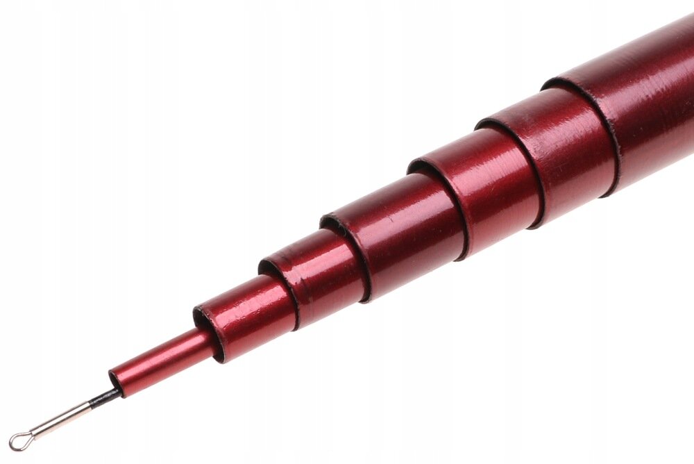 Obraz przedstawia segmenty teleskopowej wędki w kolorze czerwonym, z widocznym metalowym zakończeniem na końcu. Wędka jest złożona z kilku cylindrycznych sekcji o malejącej średnicy.