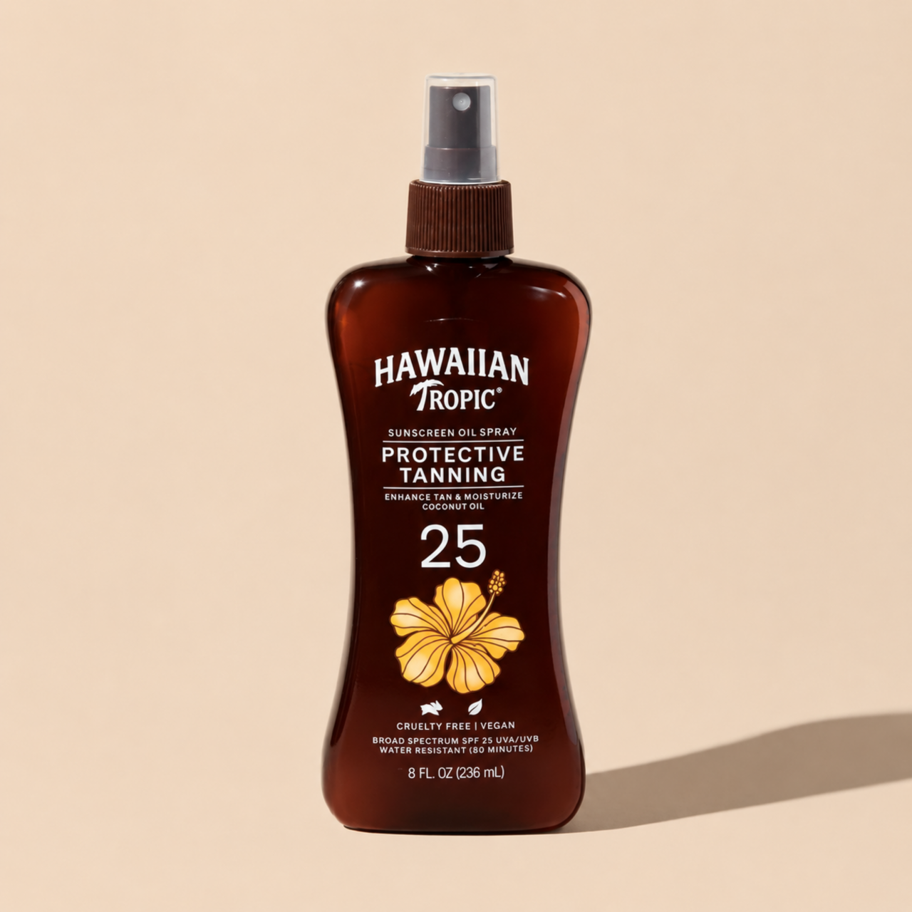 Brązowa butelka z atomizerem zawierająca olejek do opalania marki Hawaiian Tropic z filtrem SPF 25. Na etykiecie widnieje żółty kwiat hibiskusa oraz napisy: \'Sunscreen Oil Spray\', \'Protective Tanning\', \'Enhance Tan & Moisturize\', \'Coconut Oil\', \'Cruelty Free / Vegan\', \'Broad Spectrum SPF 25 UVA/UVB\', \'Water Resistant (80 Minutes)\', \'8 FL. OZ (236 mL)\'.