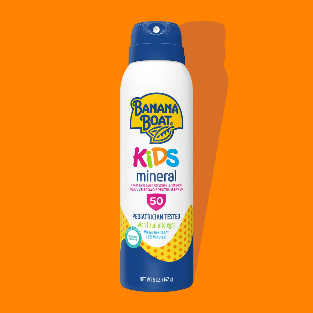 Na pomarańczowym tle znajduje się biało-niebieska butelka sprayu z logo \'Banana Boat\' oraz napisami \'Kids mineral 50\'. Dodatkowe informacje to \'PEDIATRICIAN TESTED\', \'Won\'t run into eyes\', \'Water Resistant (80 Minutes)\' i \'Net 5 OZ. (142 g)\'.