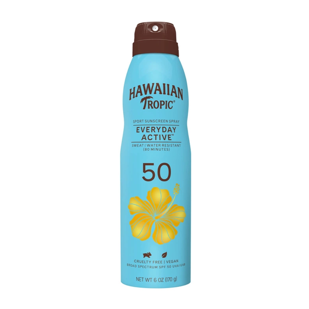 Niebieska butelka sprayu do opalania z brązowym korkiem, na której widnieje napis \'Hawaiian Tropic Everyday Active 50\'. Na etykiecie znajduje się żółty kwiat oraz informacje o odporności na pot i wodę przez 80 minut, a także oznaczenie \'Cruelty Free\' i \'Vegan\'.