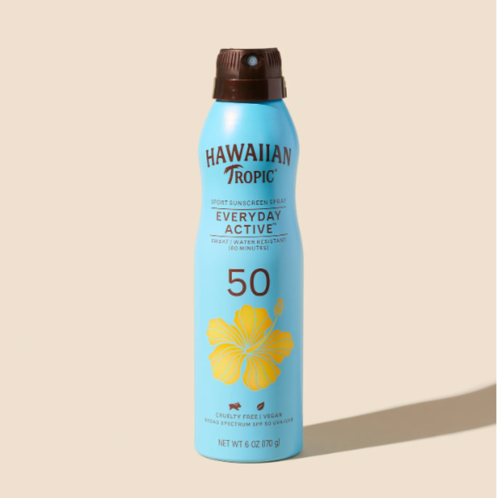 Niebieska butelka sprayu do opalania z brązowym korkiem, na której widnieje napis \'Hawaiian Tropic Everyday Active 50\'. Na butelce znajduje się żółty kwiat oraz informacje o odporności na pot i wodę przez 80 minut, a także oznaczenie \'Cruelty Free | Vegan\'.