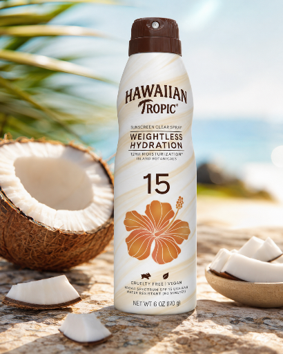 Na obrazie widoczna jest butelka sprayu do opalania z napisem \'Hawaiian Tropic Weightless Hydration 15\'. W tle znajdują się połówki kokosa i rozmyty widok plaży.