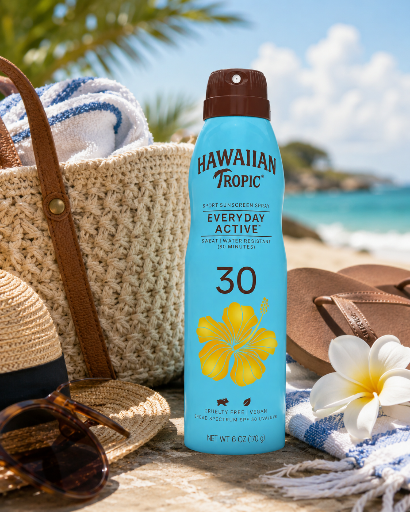 Na obrazie znajduje się spray do opalania przeciwsłoneczny z filtrem SPF 30 marki HAWAIIAN TROPIC, umieszczony na tle plażowym z kapeluszem, okularami przeciwsłonecznymi i ręcznikiem. Na opakowaniu widoczny jest żółty kwiat hibiskusa oraz napis \'EVERYDAY ACTIVE\'.