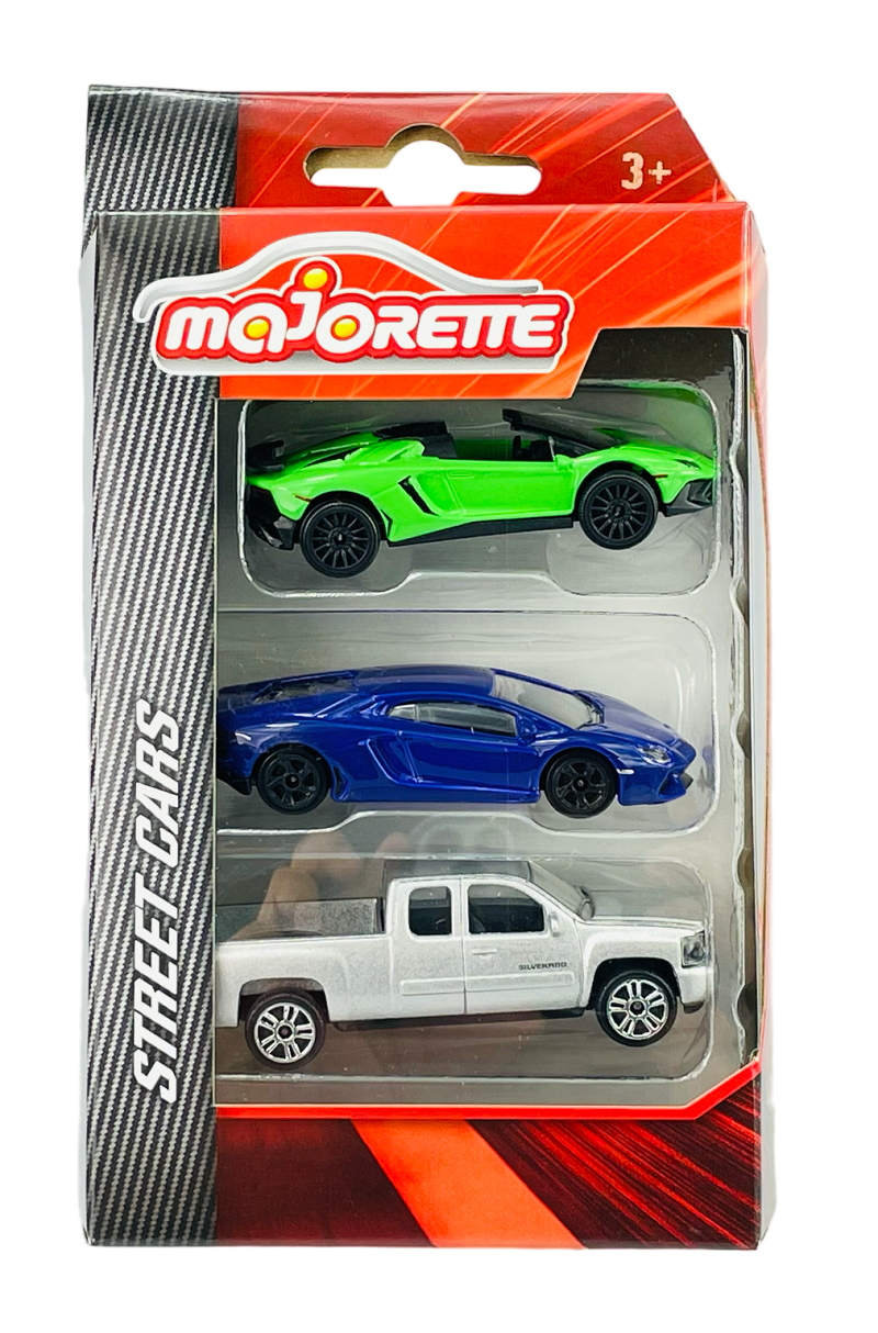 Opakowanie z trzema metalowymi modelami samochodów: zielonym, niebieskim i srebrnym. Na opakowaniu widnieje logo \'majorette\' oraz napis \'STREET CARS\'.