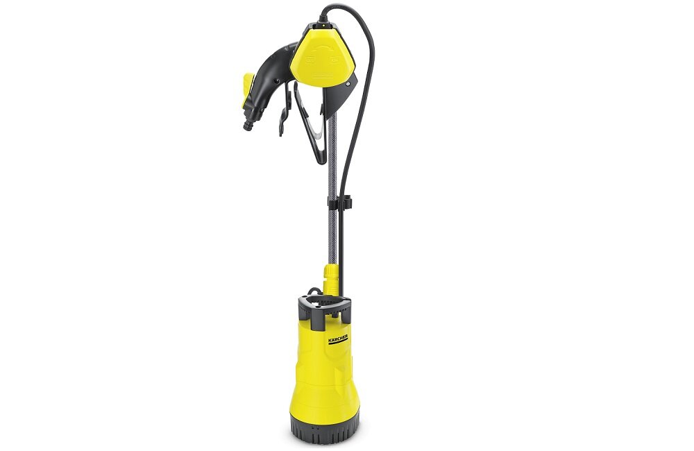 Na obrazie widoczna jest żółta pompa elektryczna z czarnymi elementami, przeznaczona do zasysania wody z beczek. Na urządzeniu znajduje się logo \'KARCHER\'.