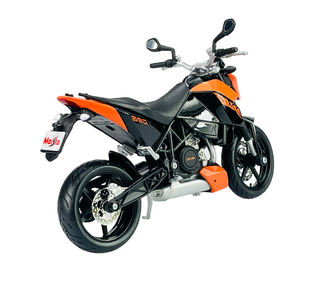 Model motocykla w skali 1:12, w kolorach czarnym i pomarańczowym, z widocznym napisem \'690\' na boku. Na tablicy rejestracyjnej znajduje się logo \'Maisto\'.