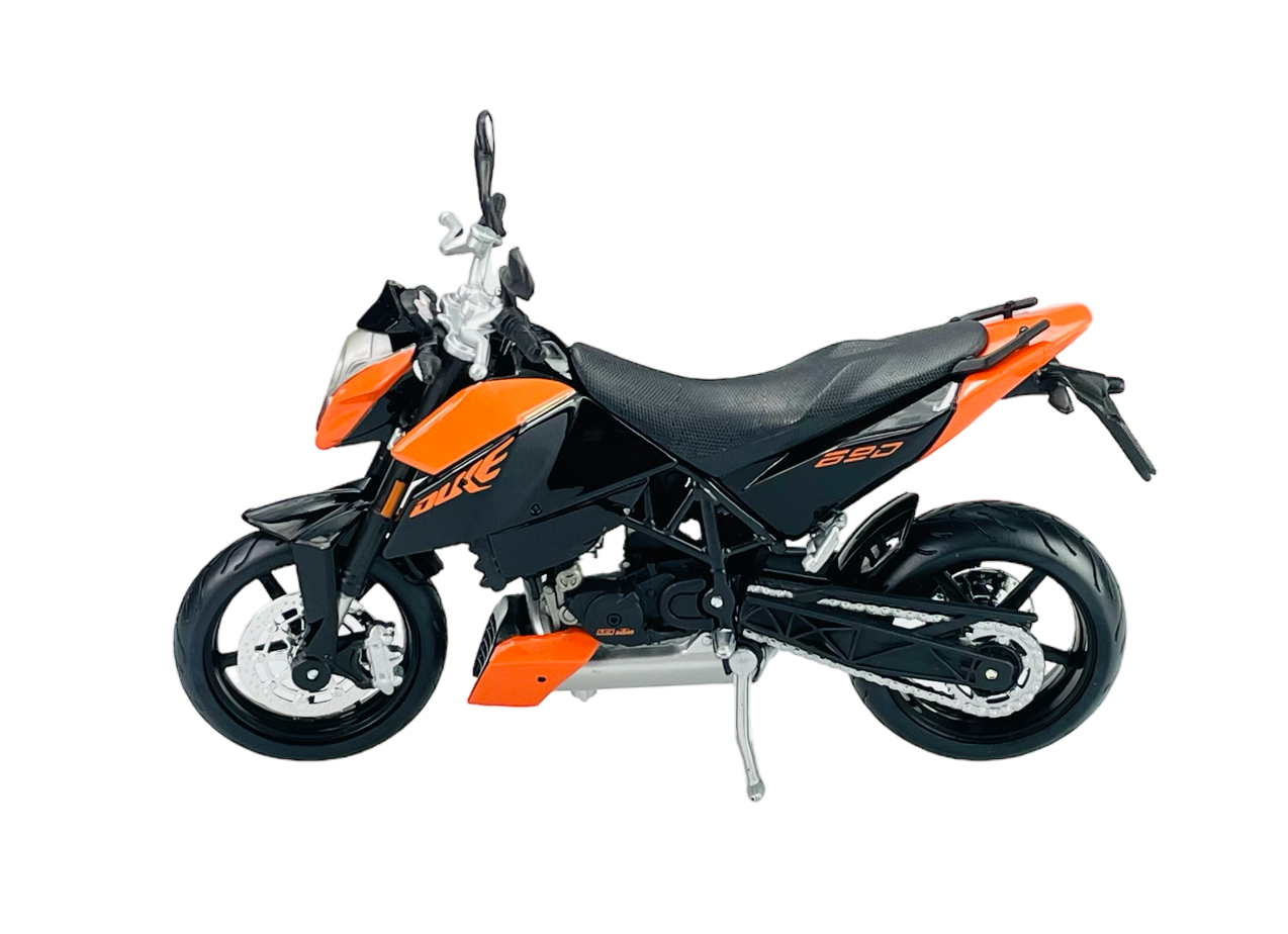 Model motocykla w skali 1:12, w kolorze pomarańczowo-czarnym z widocznymi detalami, takimi jak lusterka i hamulce tarczowe. Na bocznej części znajduje się napis \'690\'.