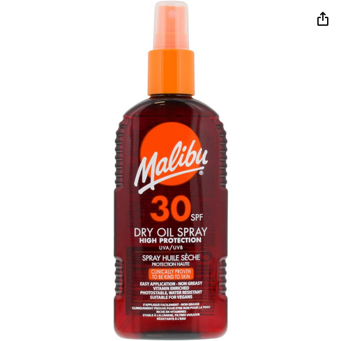 Butelka z ciemnego plastiku z pomarańczowym dozownikiem, na której widnieje logo \'Malibu\' oraz napis \'30 SPF Dry Oil Spray High Protection UVA/UVB\'.
