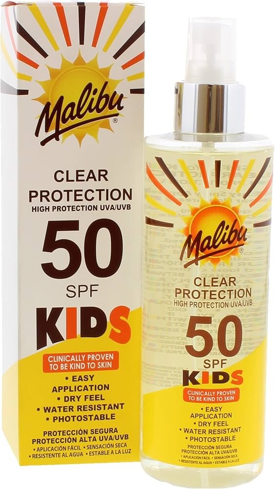 Na obrazie widoczny jest spray ochronny przeciwsłoneczny dla dzieci SPF 50 marki Malibu w przezroczystej butelce z pompką oraz opakowanie kartonowe. Na obu widnieje napis: \'CLEAR PROTECTION HIGH PROTECTION UVA/UVB 50 SPF KIDS\'.
