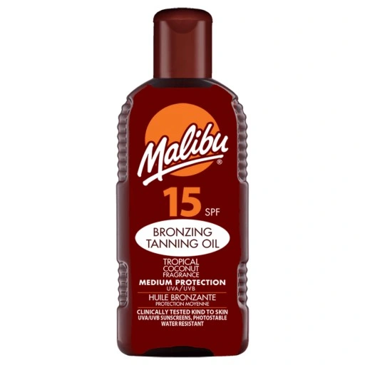 Butelka olejku do opalania z napisem \'Malibu 15 SPF Bronzing Tanning Oil Tropical Coconut Fragrance Medium Protection UVA/UVB\'.