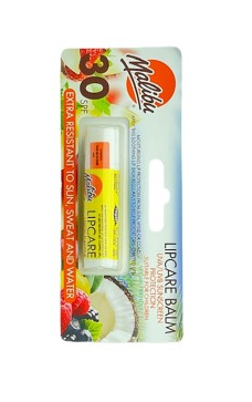 Opakowanie ochronnego balsamu do ust z SPF 30 marki Malibu, z napisem \'EXTRA RESISTANT TO SUN, SWEAT AND WATER\'. Widoczne są owoce i kokos na tle opakowania.